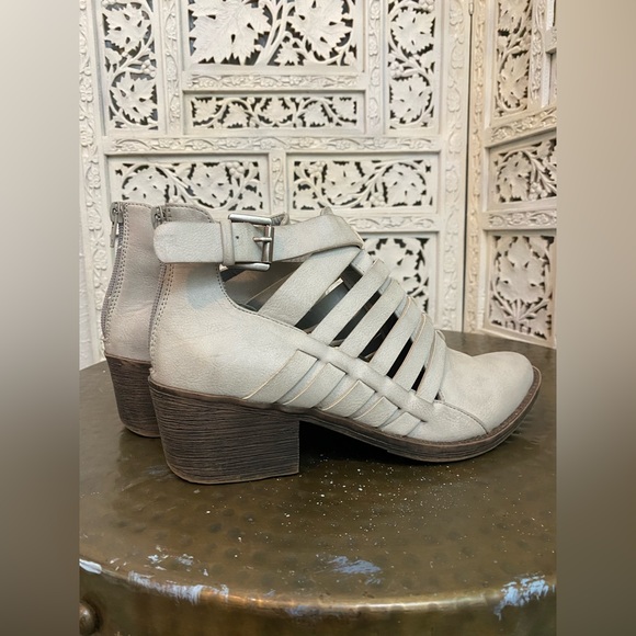 White leather boots [Size 8] - Picture 4 of 5